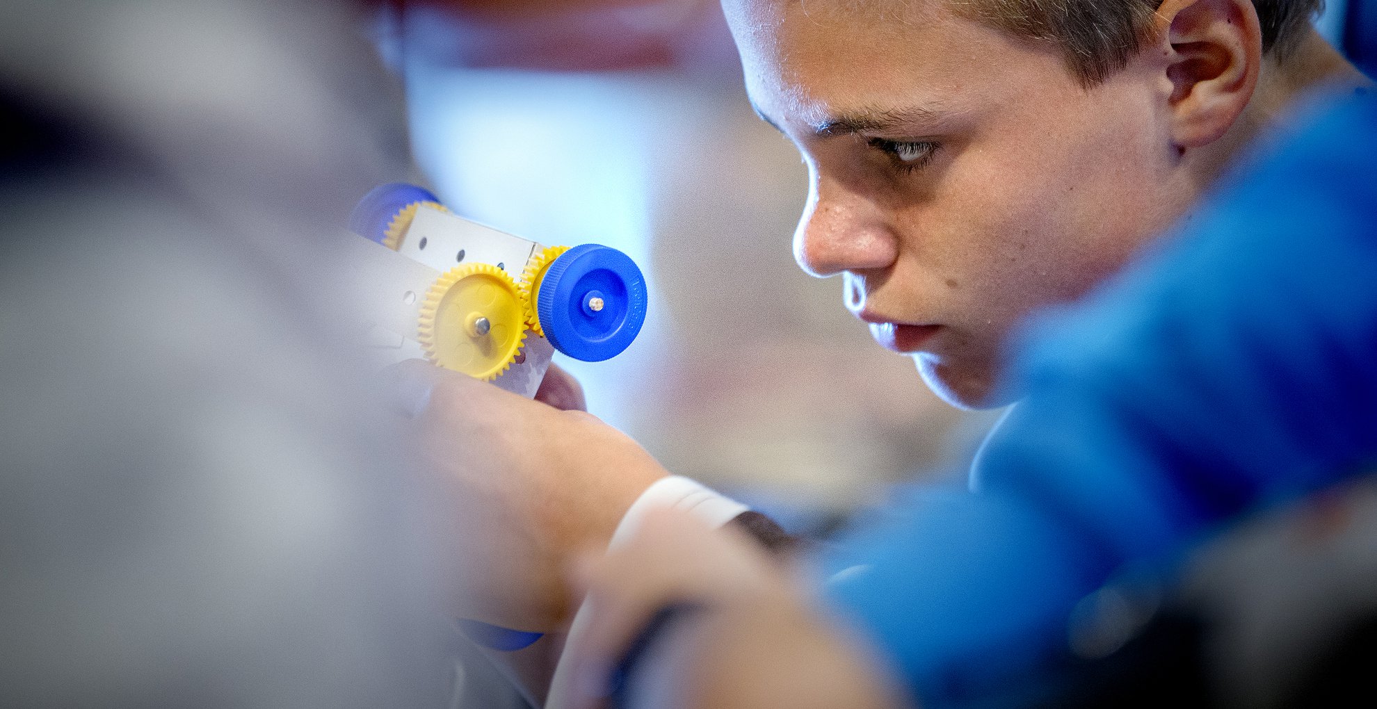 Focus tijdens workshop elektrische autootjes maken - foto van DigiDaan