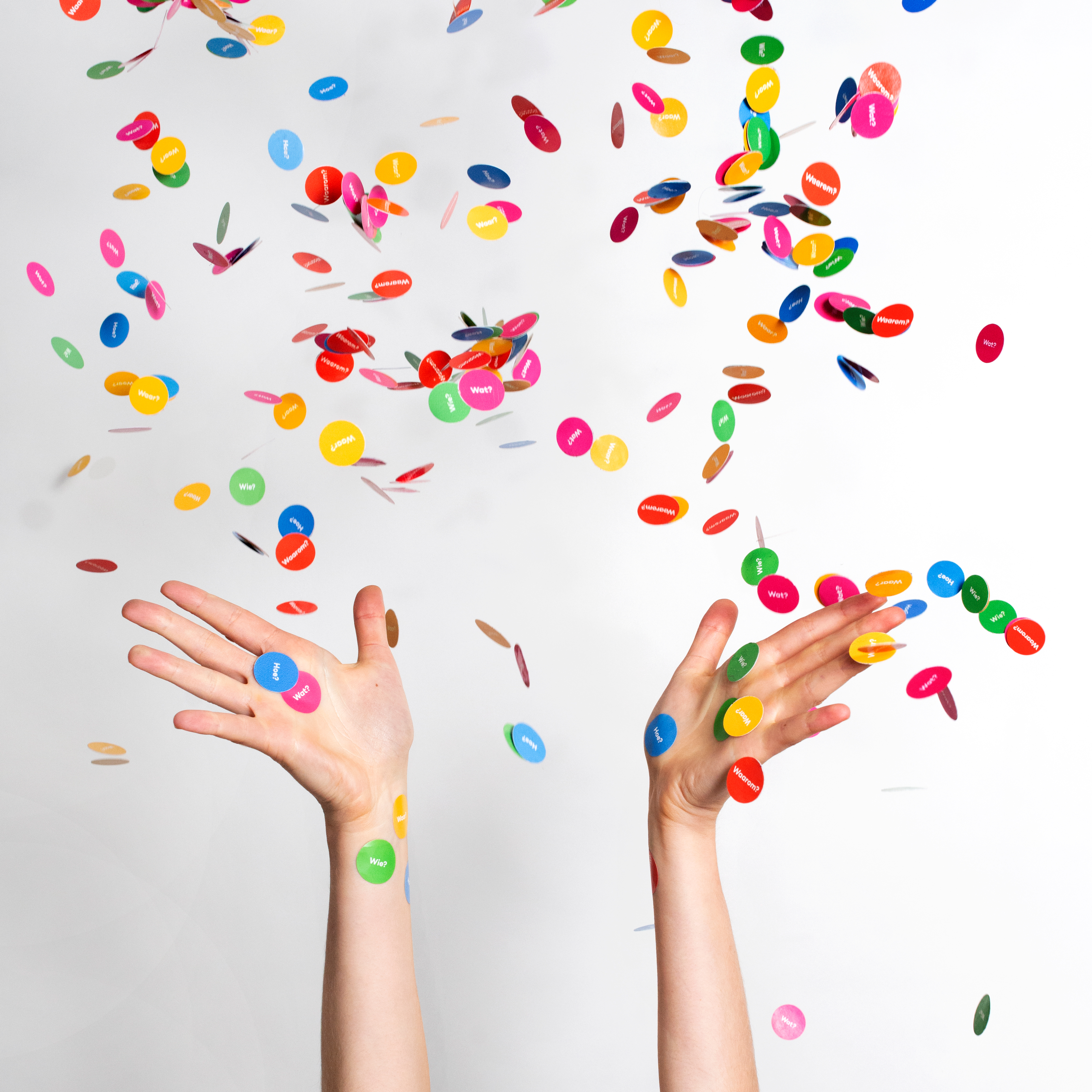 Handen met confetti