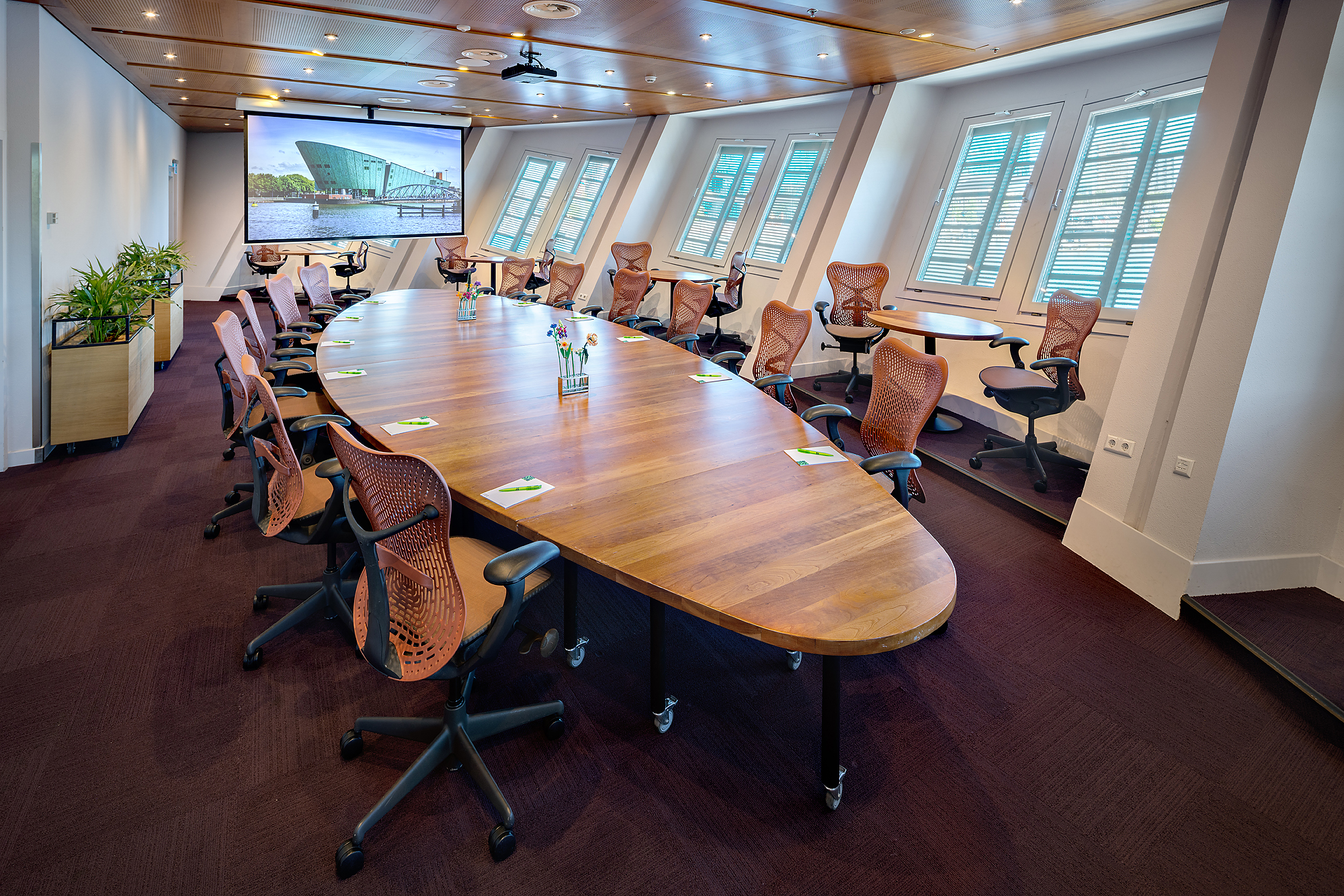 zaalhuur-boardroom-grote-opstelling.jpg