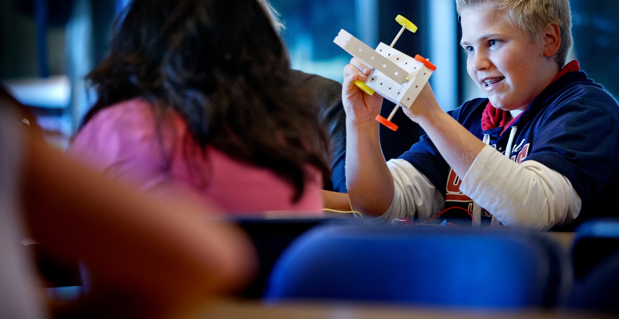 Jongen aan het werk tijdens workshop elektrische autootjes maken - foto van DigiDaan