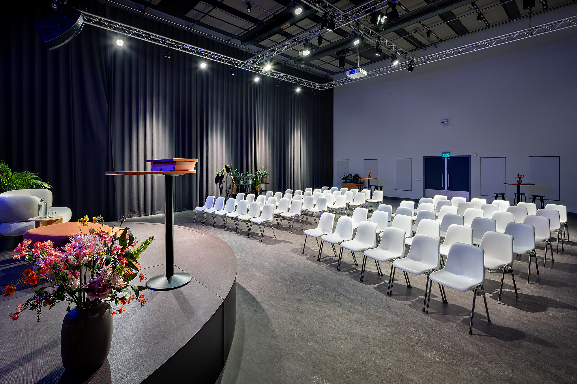 zaalhuur-theater-zijaanzicht.jpg