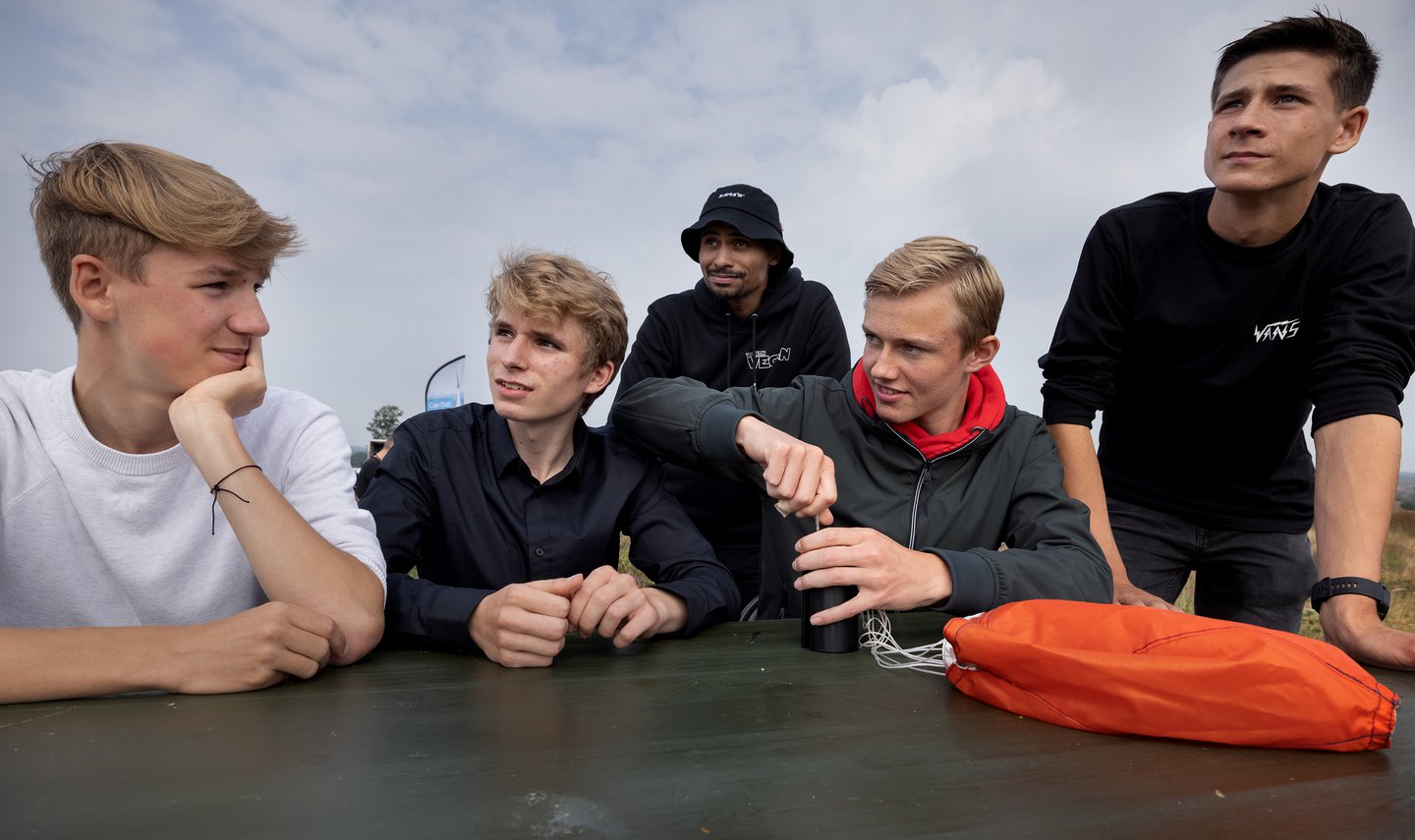 CanSat Competitie - Sam, Coen, docent Micha, Jarne en Kevin van team Rocket - Foto DigiDaan.jpg