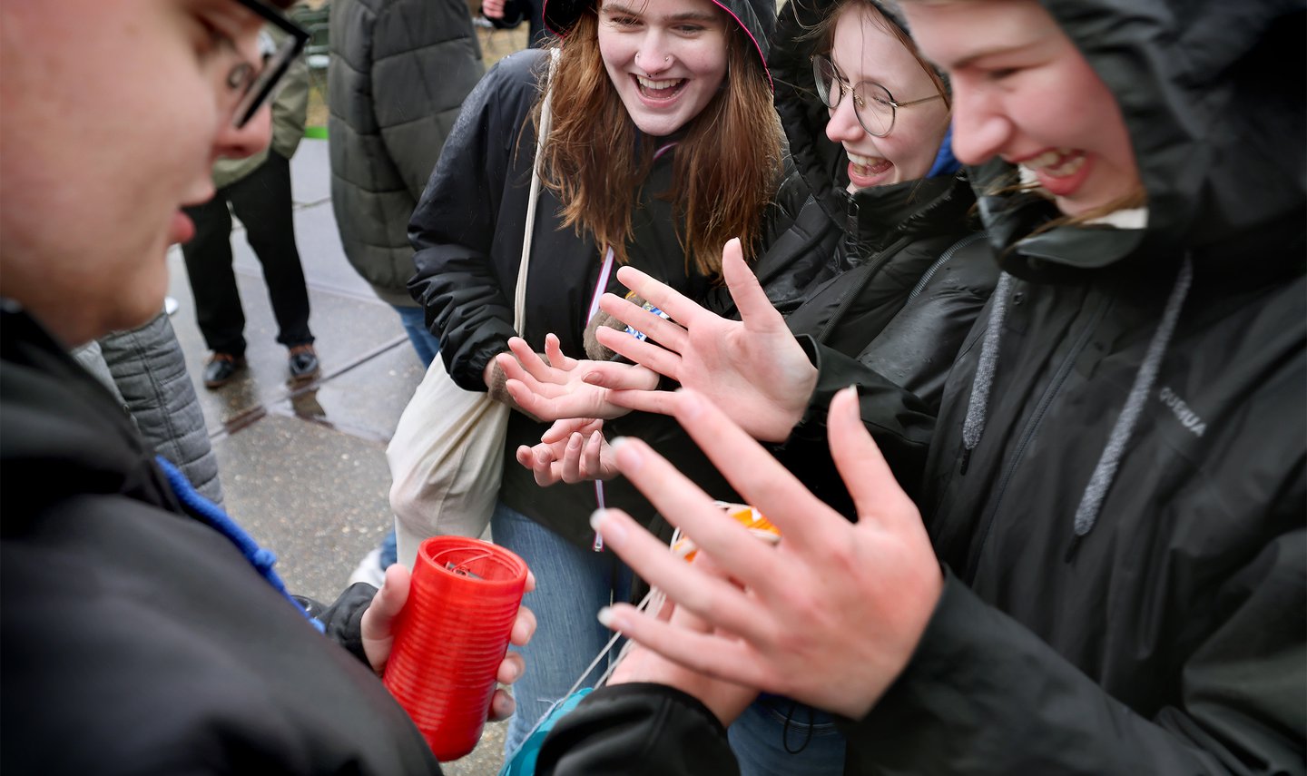 Blijdschap-want-de-CanSat-is-heel-teruggevonden---Beeld-DigiDaan.jpg