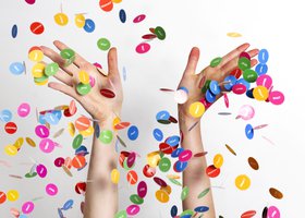 Handen met confetti