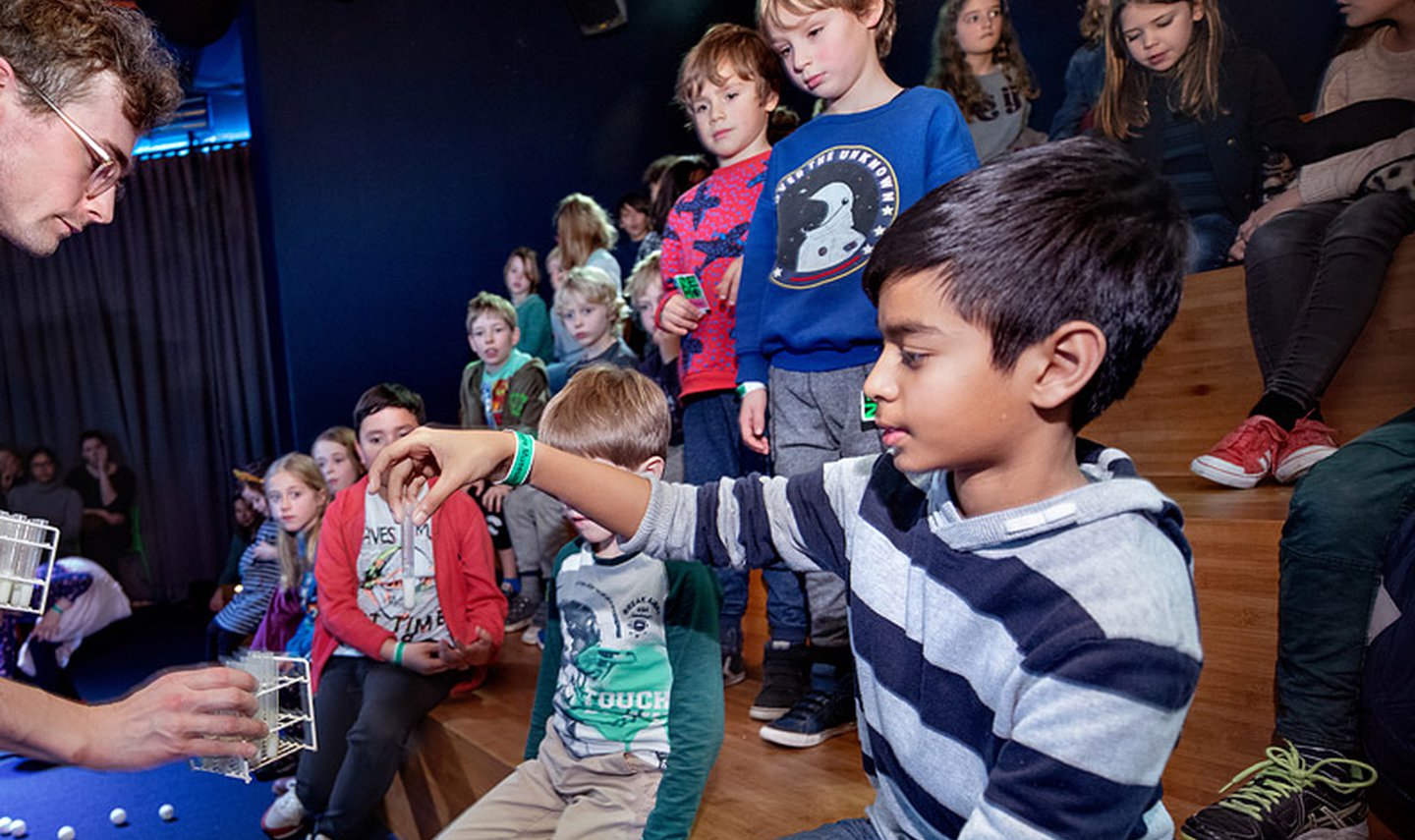 Kinderlezing-in-NEMO---observeren---Foto-DigiDaan.jpg