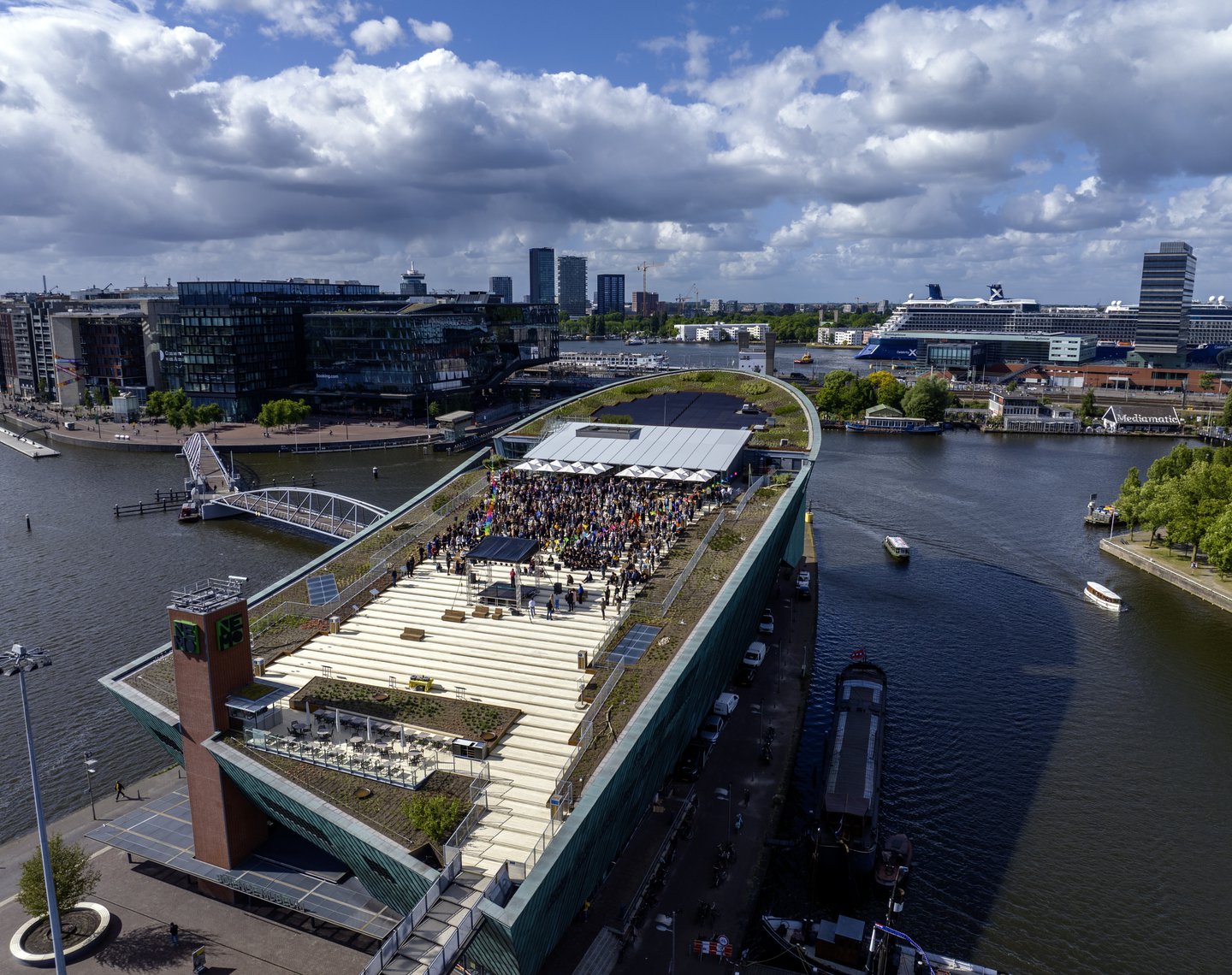 Dakplein opening vanuit de lucht.jpg