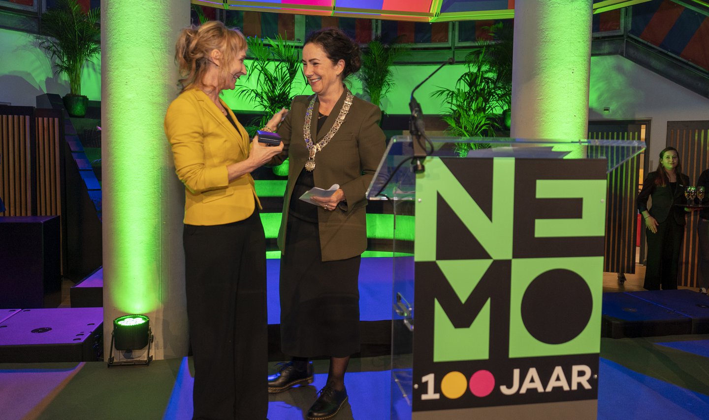 Burgemeester Halsema overhandigt de Jubileumpenning aan Géke Roelink van NEMO Science Museum.jpg